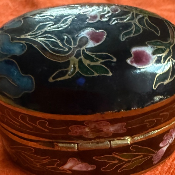 Vintage Hand-Painted cloisonné Oval pill Box W/Lid - Picture 2 of 11